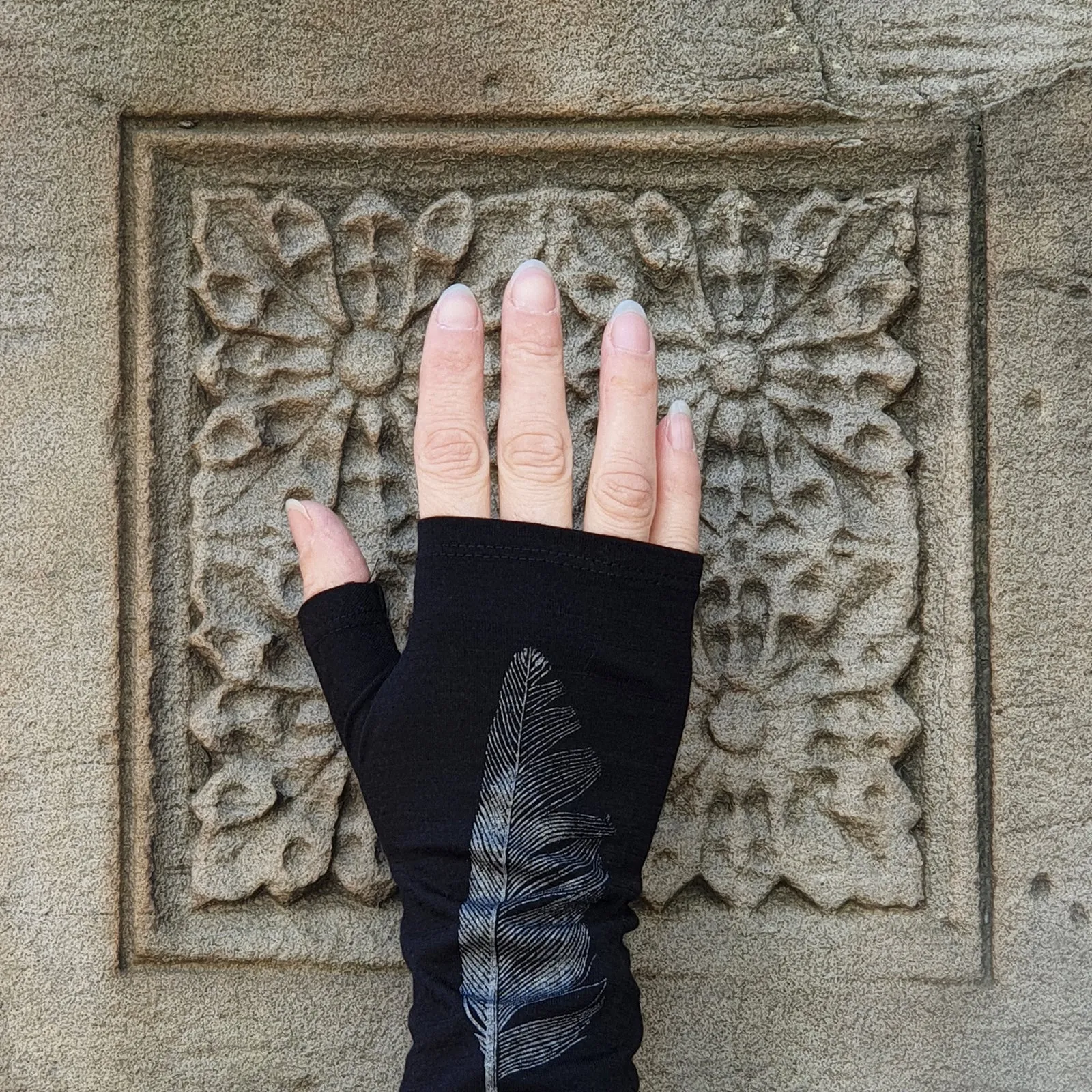 Black feather print merino fingerless gloves